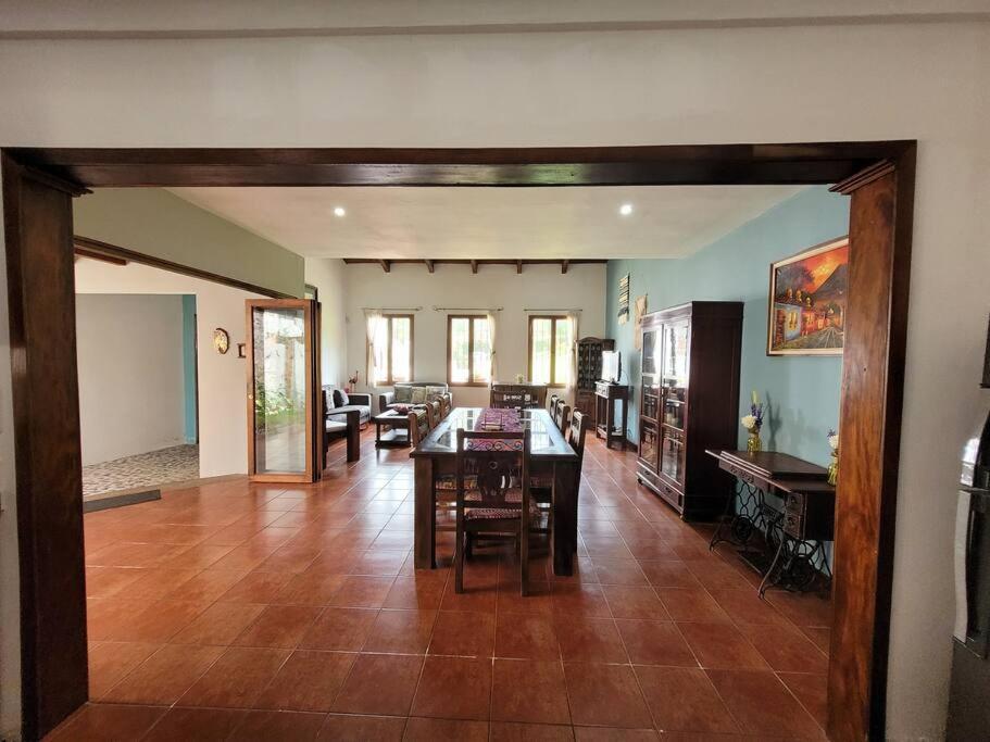 Amplia Casa Antigua Guatemala Con Pergola Y Jardin Villa Eksteriør billede